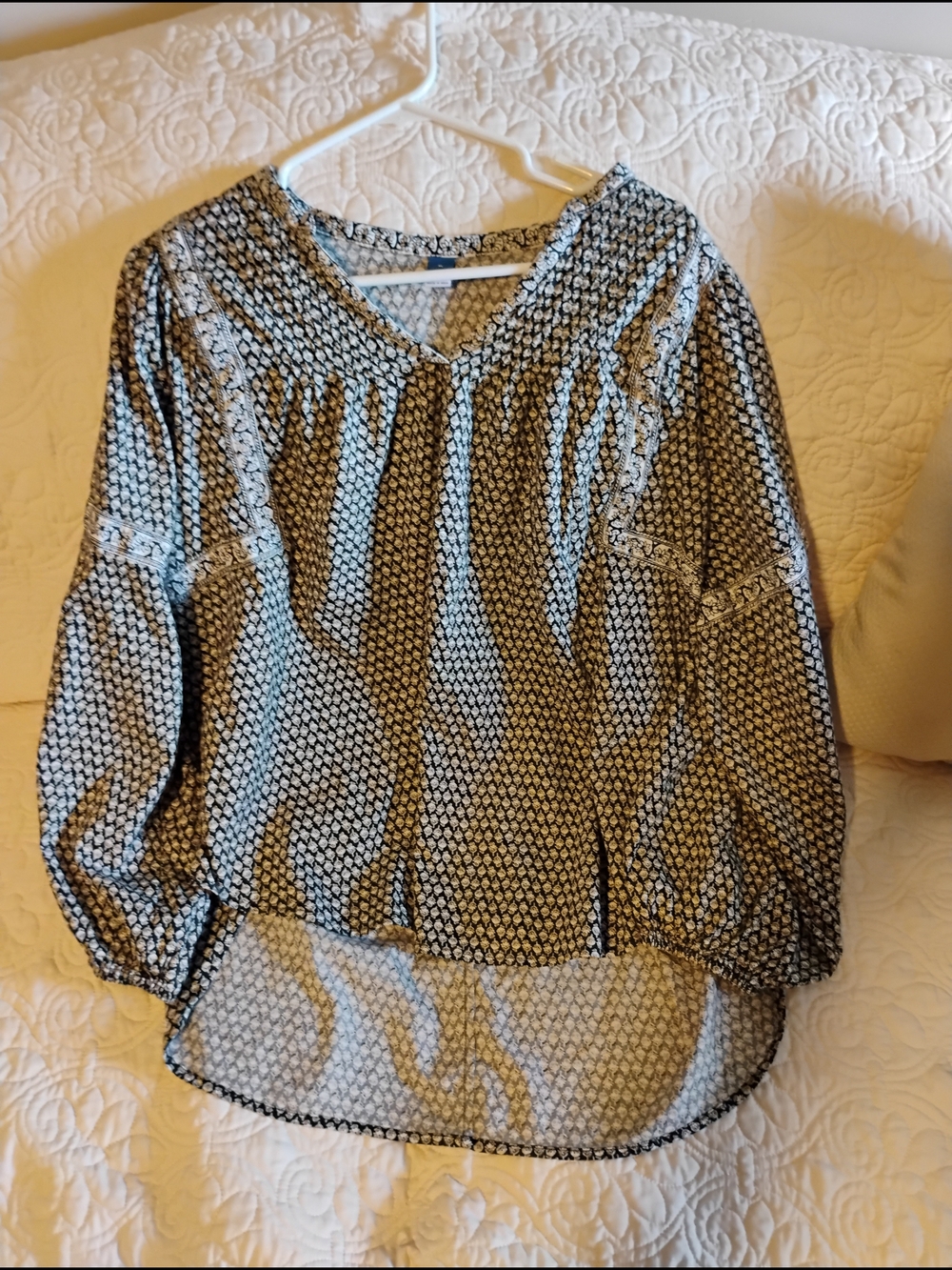 Old Navy Black and White Patterned V-Neck Peasant Blouse